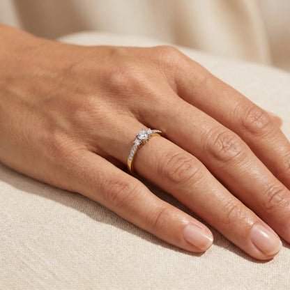 Ring in 585er Gold mit Diamant, an der Hand getragen