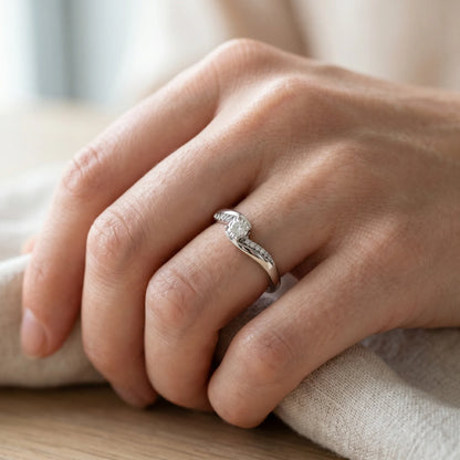 Ring in 585er Gold mit Diamant, an der Hand getragen