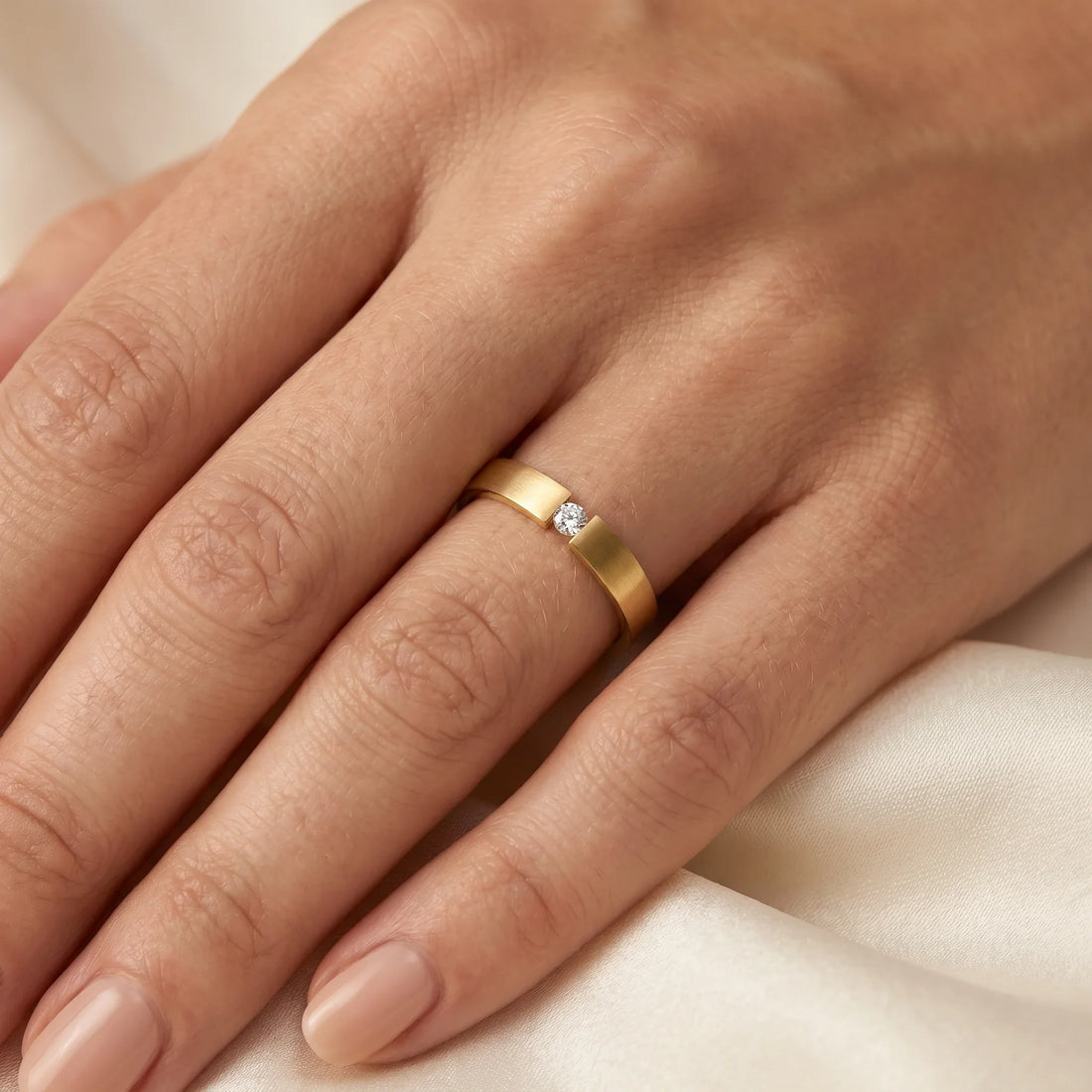 Solitärring in 585er Gold mit Diamant, an der Hand getragen (KI-generiert)
