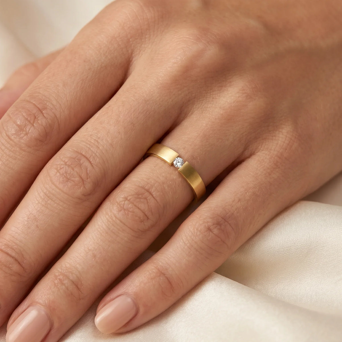 Solitärring in 585er Gold mit Diamant, an der Hand getragen (KI-generiert)