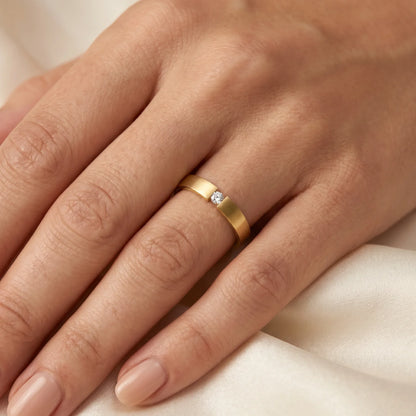 Solitärring in 585er Gold mit Diamant, an der Hand getragen