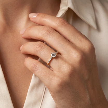 Ring in 333er Gold mit Zirkonia, Mehrsteiner, an der Hand getragen