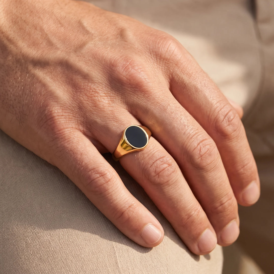 Herrenring in 333er Gelbgold mit Onyx, an der Hand getragen (KI-generiert)