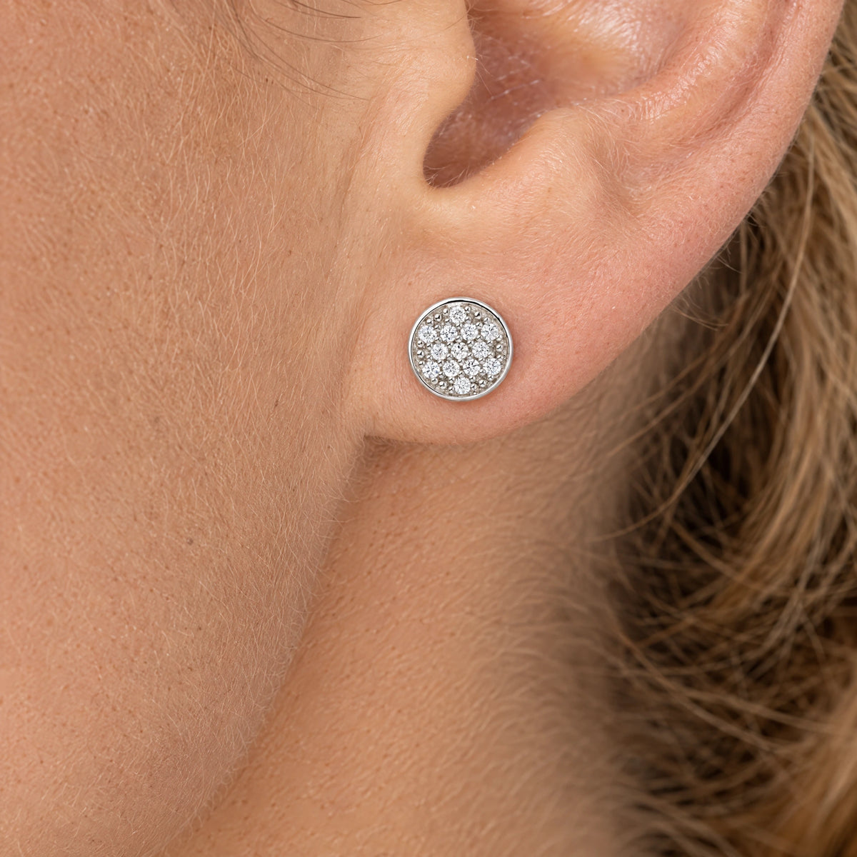 Ohrstecker in 925er Silber mit Zirkonia, am Ohr getragen (KI-generiert)