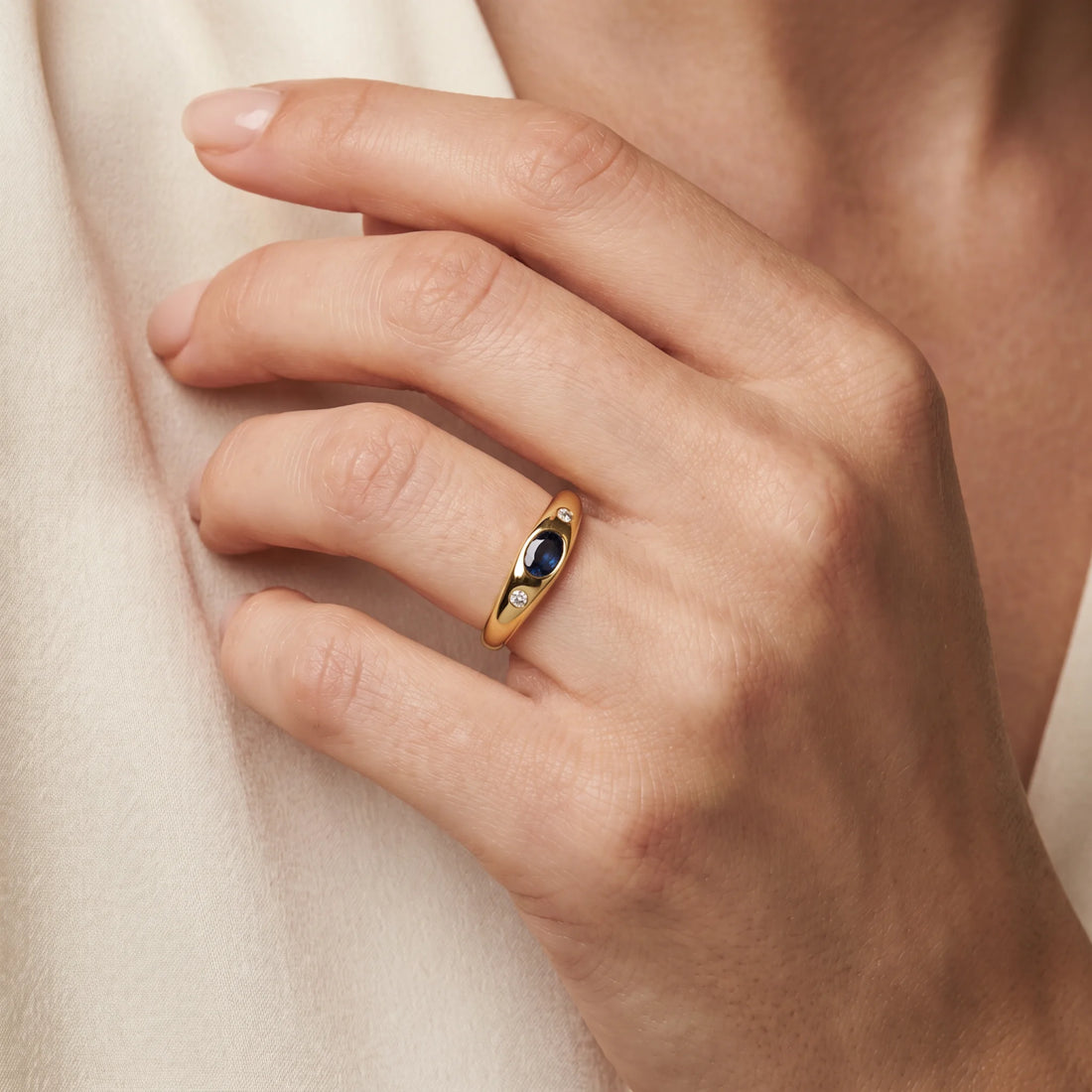 Bandring in 585er Gelbgold mit Farbsteinen &amp; Diamant, an der Hand getragen (KI-generiert)