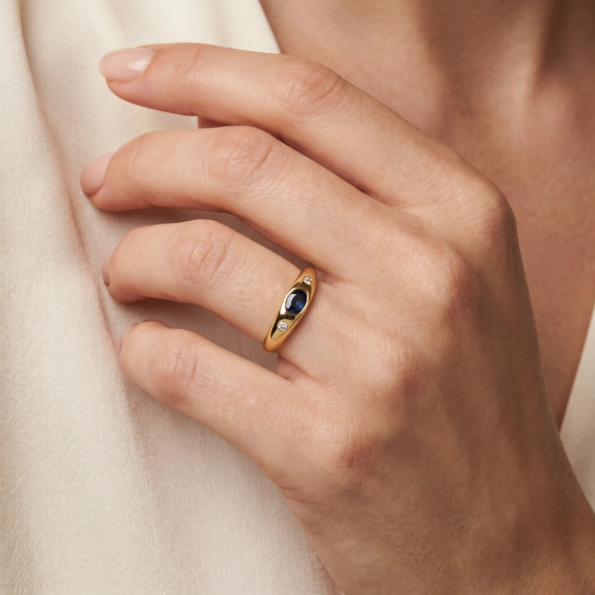 Bandring in 585er Gelbgold mit Farbsteinen &amp; Diamant, an der Hand getragen (KI-generiert)