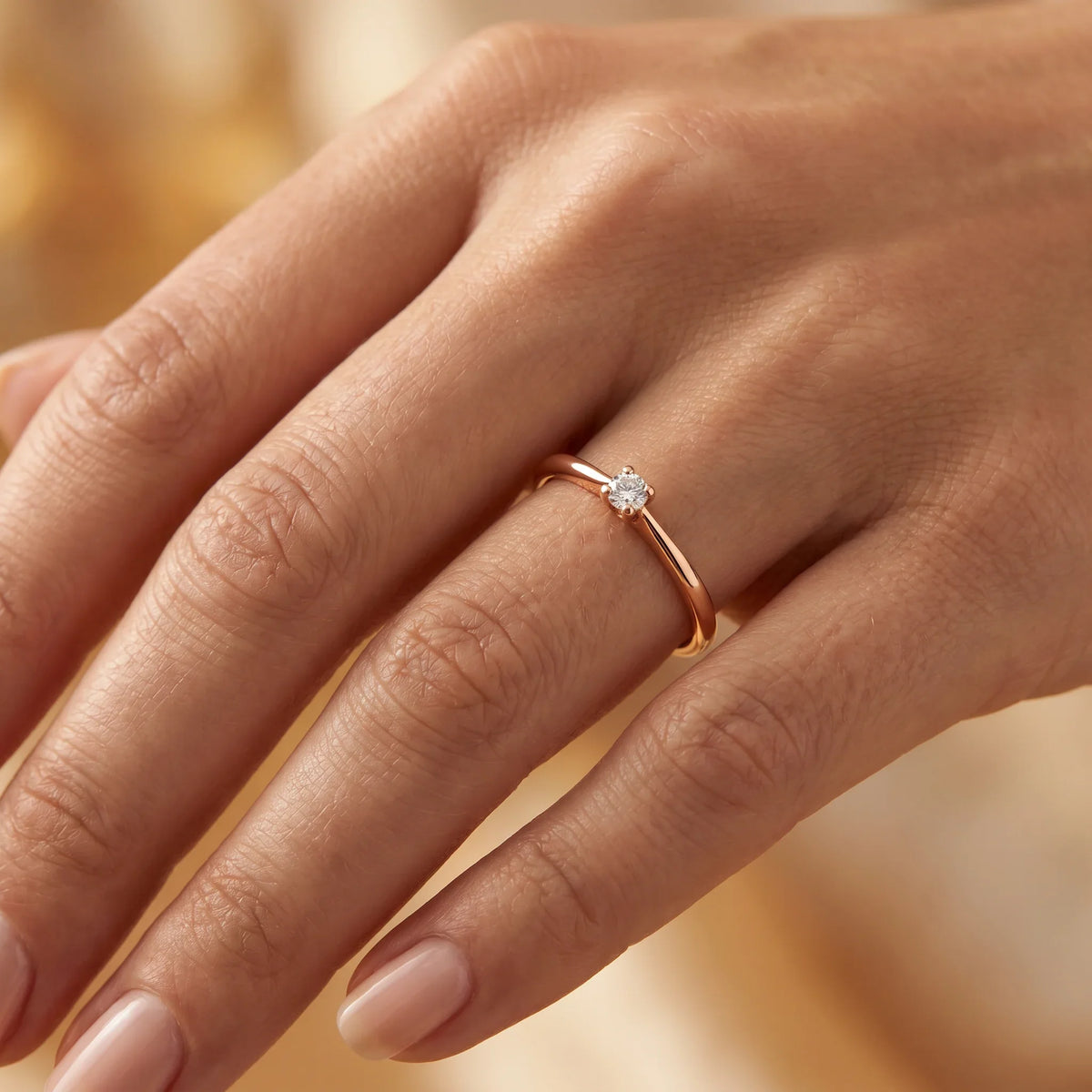 Solitärring in 585er Gold mit Diamant, an der Hand getragen (KI-generiert)