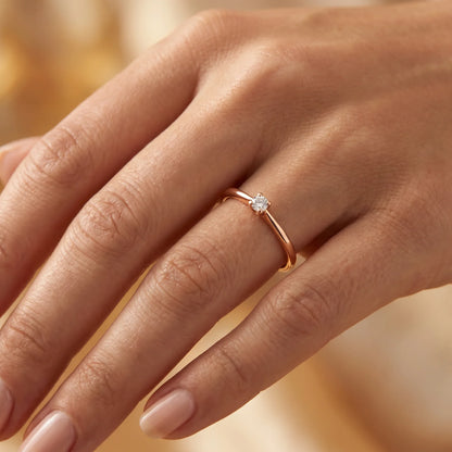 Solitärring in 585er Gold mit Diamant, an der Hand getragen