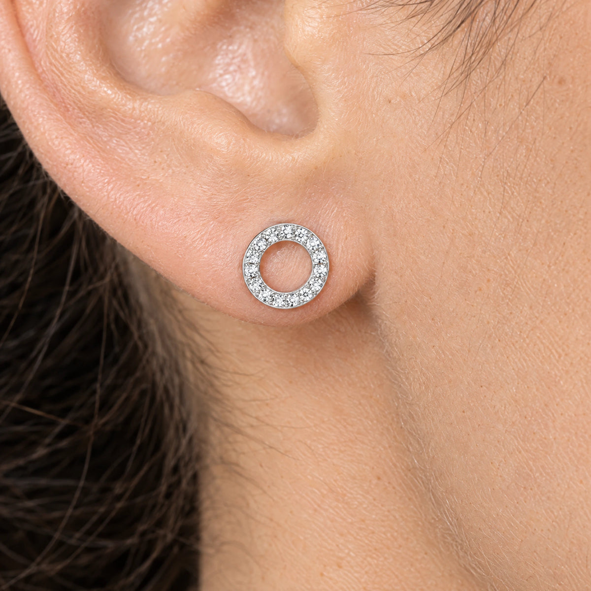 Ohrstecker in 925er Silber mit Zirkonia, am Ohr getragen (KI-generiert)