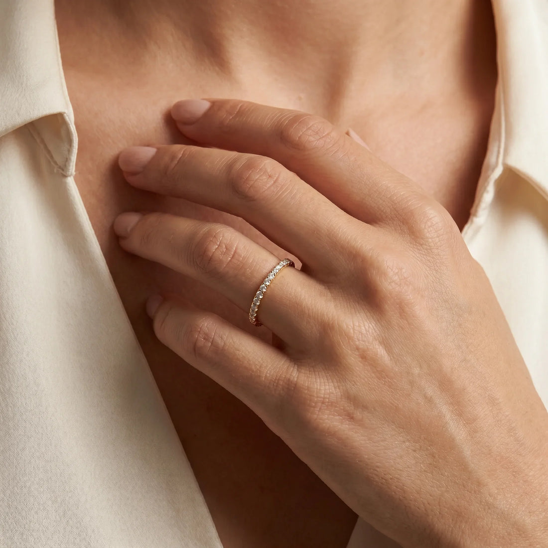 Memoirering in 585er Gold mit Diamant, an der Hand getragen (KI-generiert)