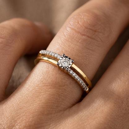 Ring in 585er Gold mit Diamant, an der Hand getragen