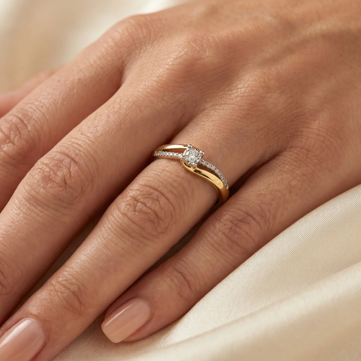 Ring in 585er Gold mit Diamant, an der Hand getragen (KI-generiert)
