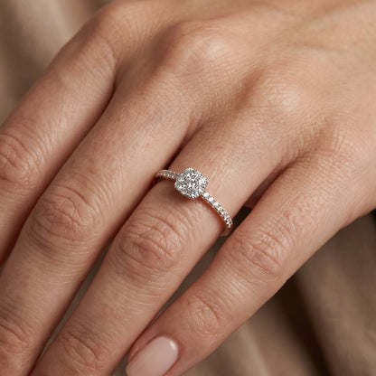 Ring in 585er Rotgold mit Diamant, an der Hand getragen