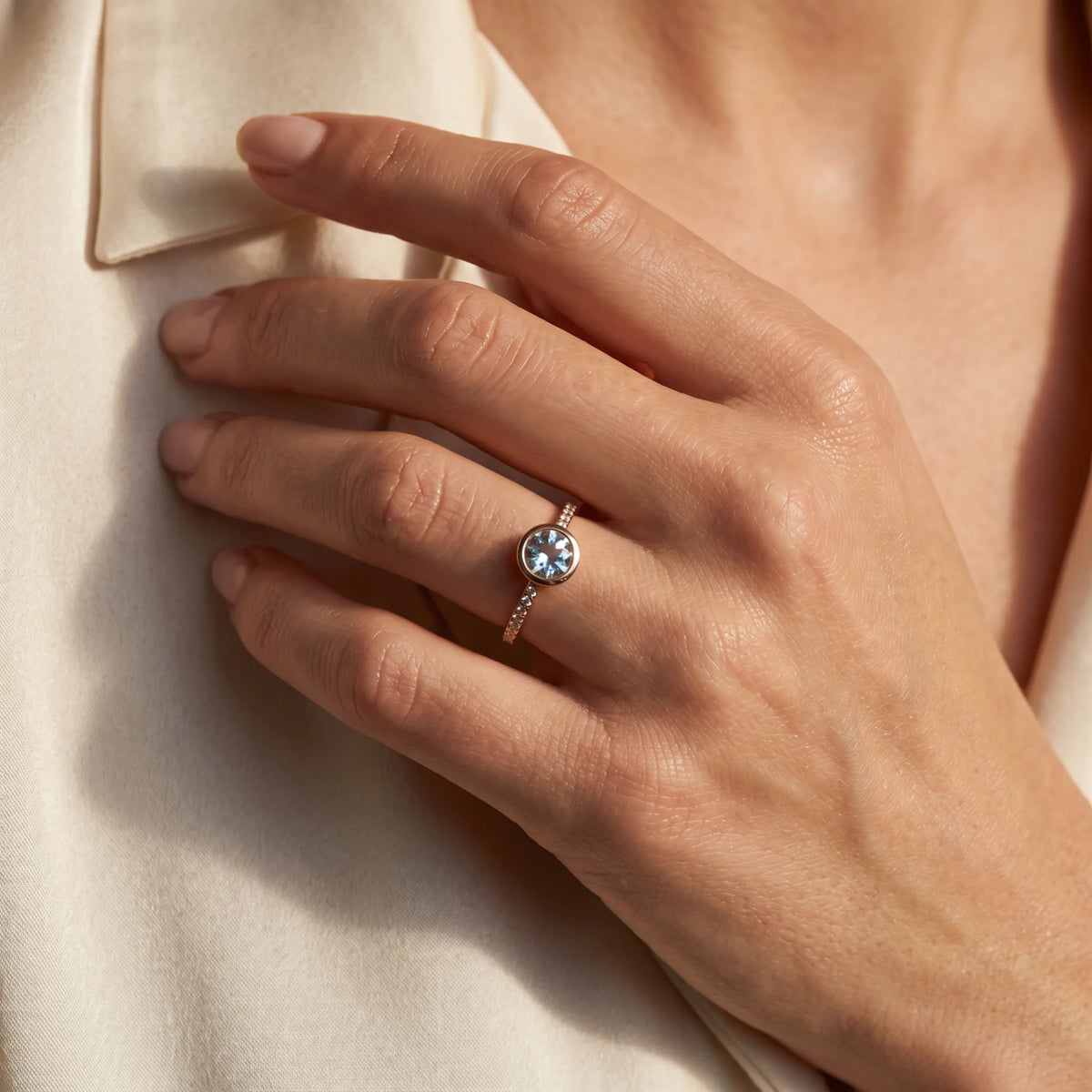 Ring in 585er Rotgold mit Diamant &amp; Aquamarin, an der Hand getragen (KI-generiert)