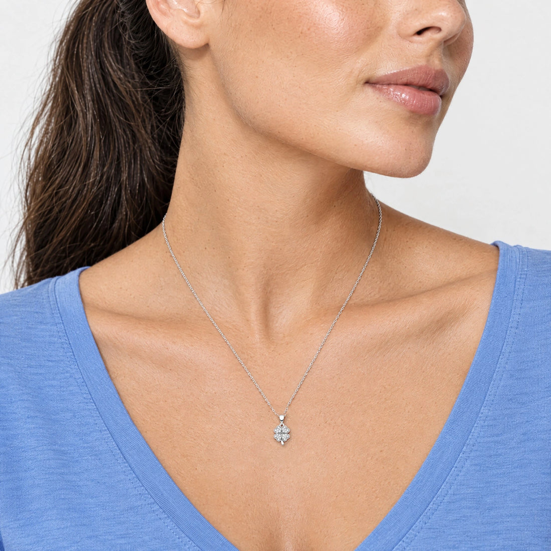 Kleeblatt-Anhänger mit Zirkonia in 925 Silber rhodiniert, getragen an feiner Kette (KI-generiert)