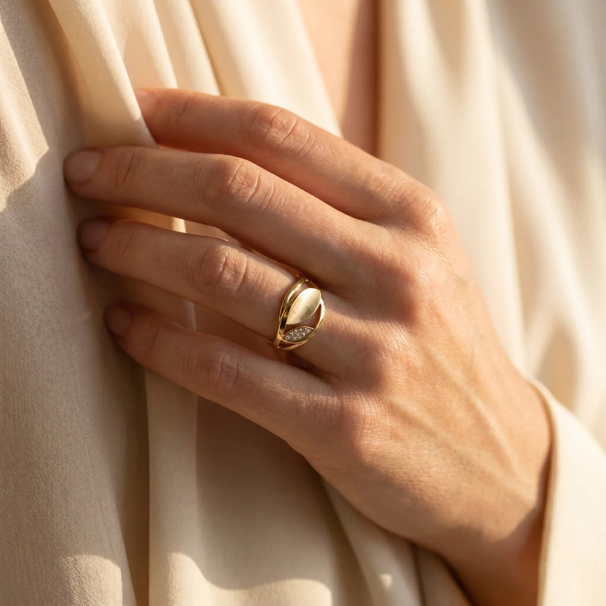 Ring in 585er Gelbgold mit Diamant, an der Hand getragen (KI-generiert)