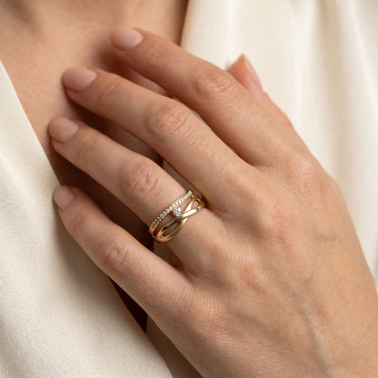 Ring in 585er Gelbgold mit Diamant, an der Hand getragen