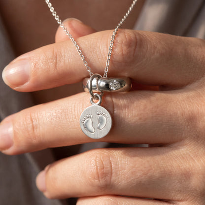 Taufring in 925er Silber mit Zirkonia, an der Kette getragen