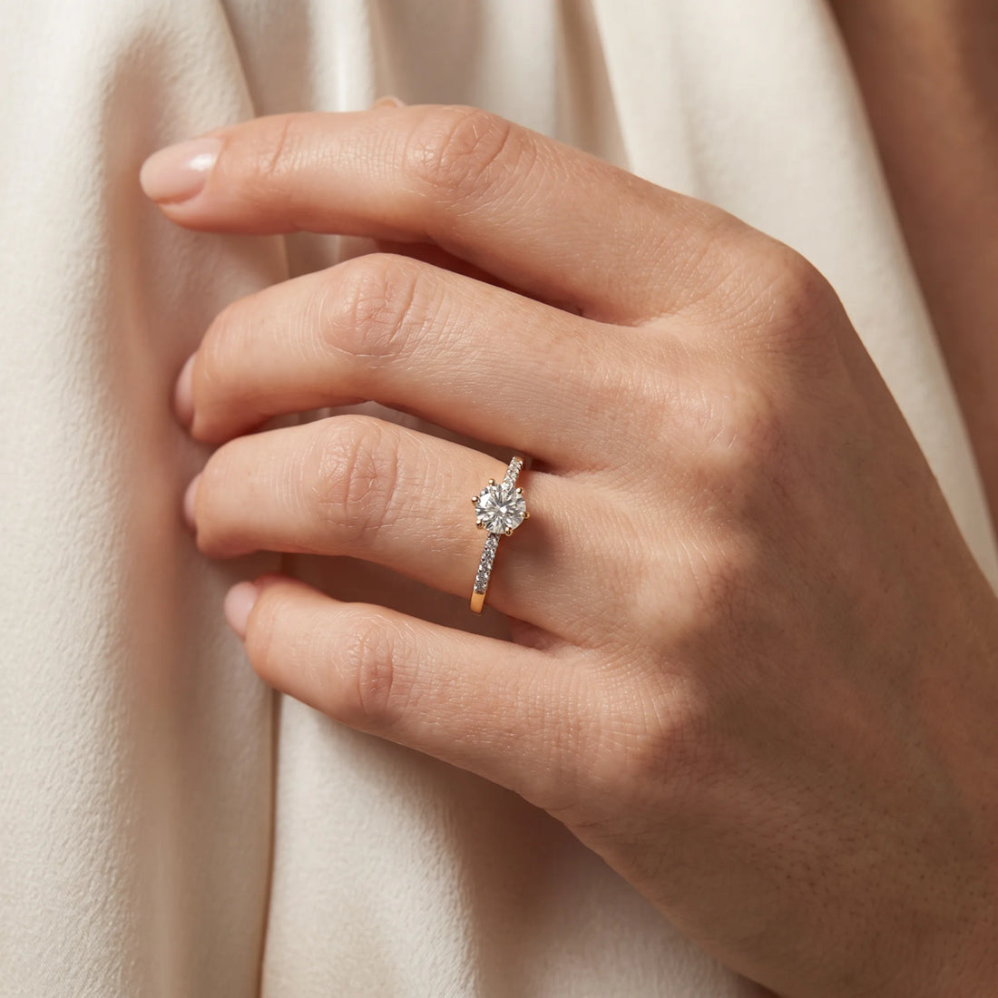 Ring in 333er Gold mit Zirkonia, Mehrsteiner, an der Hand getragen (KI-generiert)