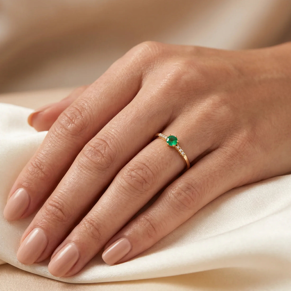 Ring in 585er Gold mit Diamant &amp; Smaragd/Saphir/Rubin, an der Hand getragen (KI-generiert)