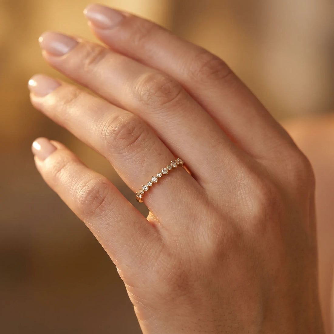 Ring in 585er Rotgold mit Diamant, an der Hand getragen (KI-generiert)