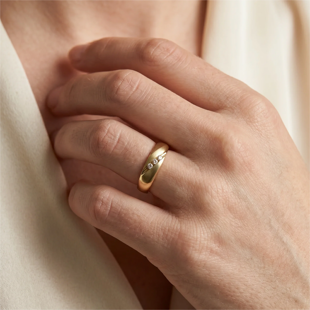 Ring in 585er Gelbgold mit Diamant, an der Hand getragen (KI-generiert)