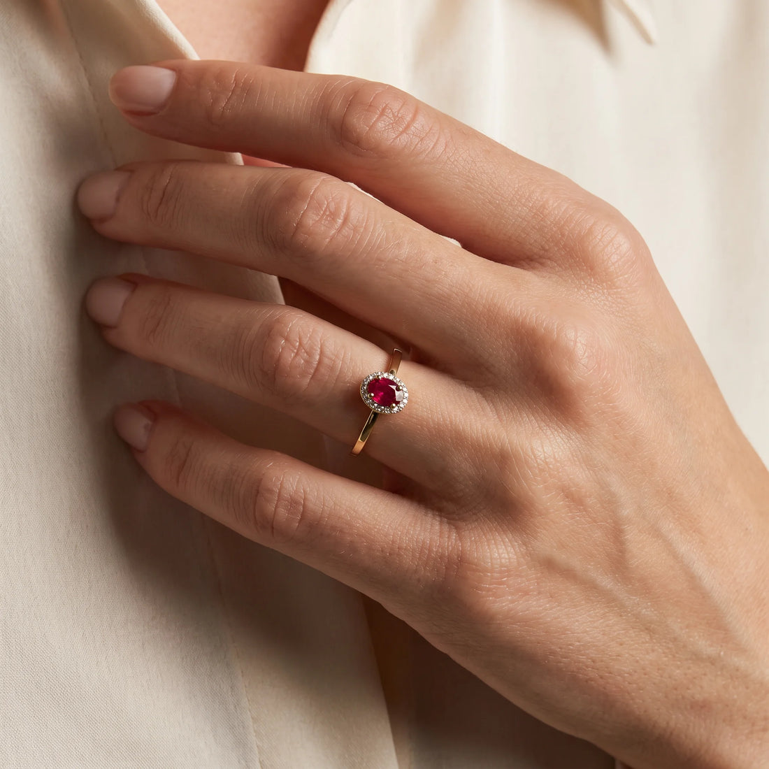 Ring in 585er Gelbgold mit Diamant &amp; Rubin, an der Hand getragen (KI-generiert)