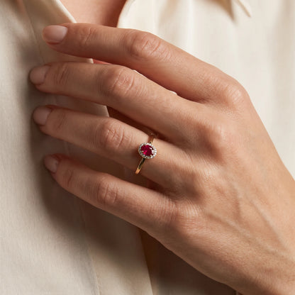 Ring in 585er Gelbgold mit Diamant &amp; Rubin, an der Hand getragen