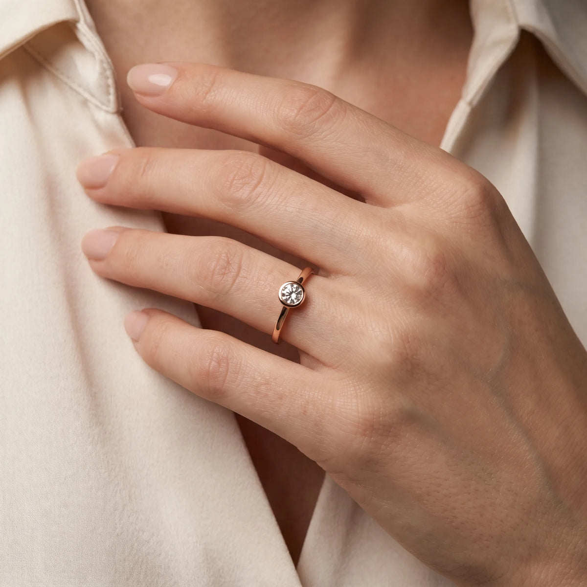 Ring in 333er Gold mit Zirkonia, Zargenfassung, an der Hand getragen (KI-generiert)