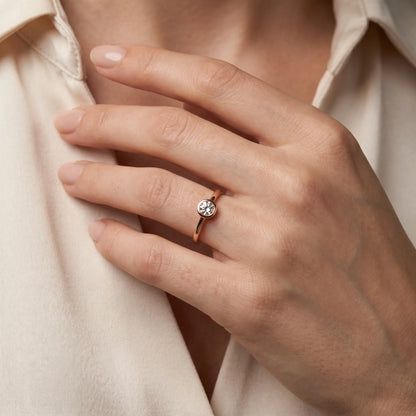 Ring in 333er Gold mit Zirkonia, Zargenfassung, an der Hand getragen