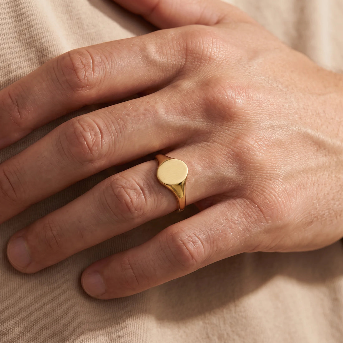Herrenring in 333er Gelbgold, an der Hand getragen (KI-generiert)