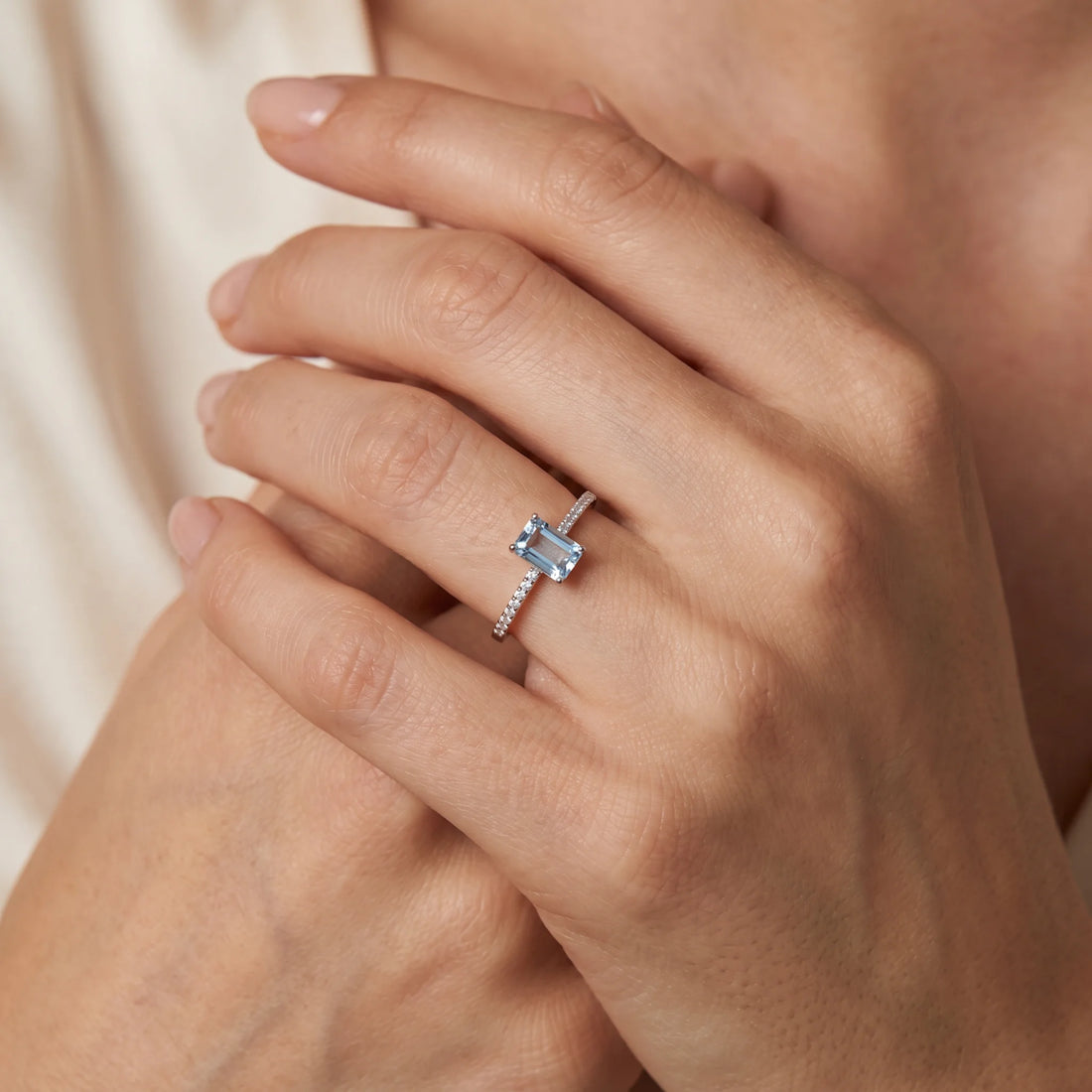 Ring in 750er Weißgold mit Diamant &amp; Aquamarin, an der Hand getragen (KI-generiert)