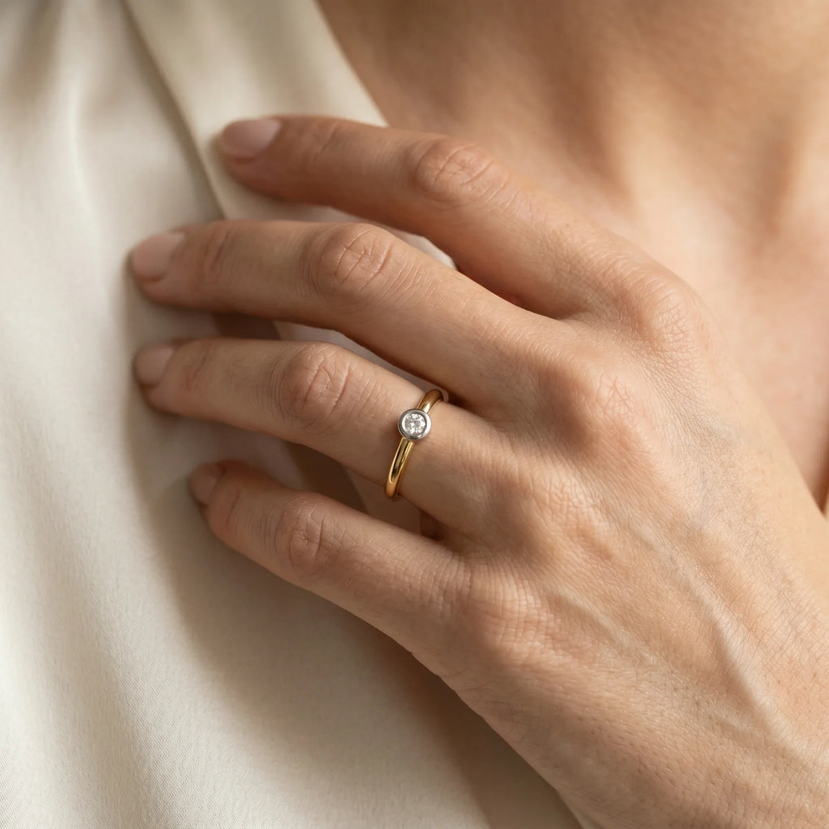 Solitärring in 585er Gold mit Diamant, an der Hand getragen (KI-generiert)