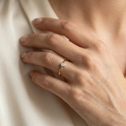 Solitärring in 585er Gold mit Diamant, an der Hand getragen