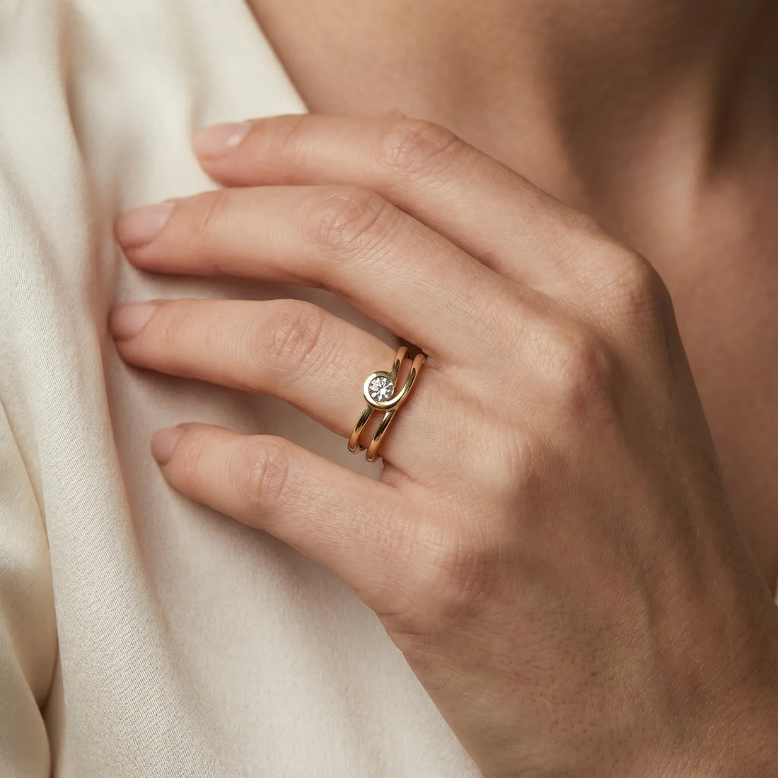Ring in 585er Gelbgold mit Diamant, an der Hand getragen (KI-generiert)
