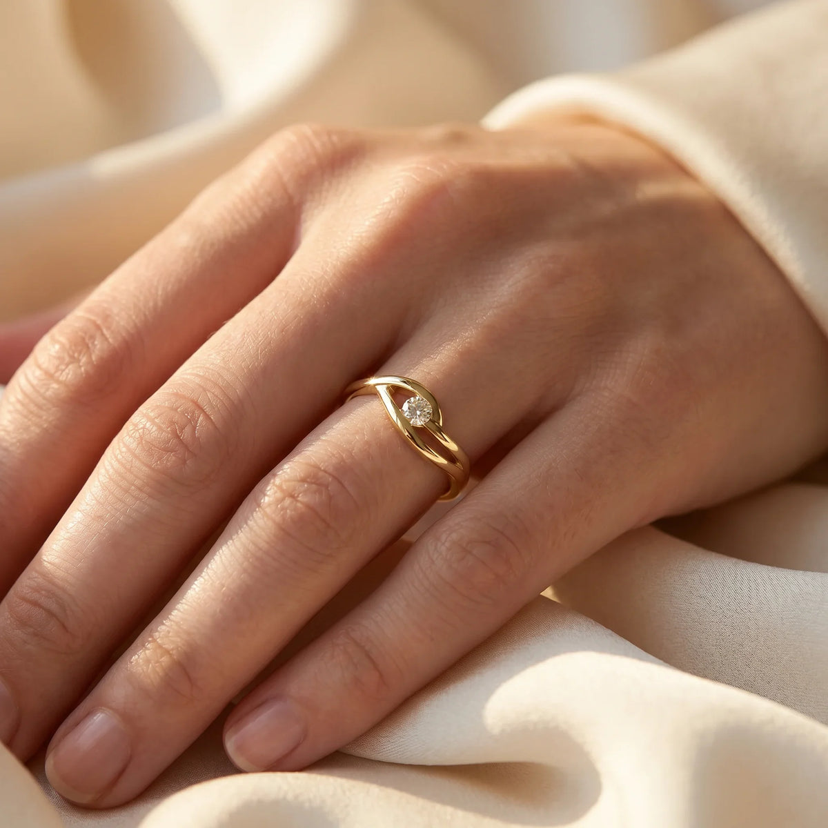 Ring in 585er Gelbgold mit Diamant, an der Hand getragen (KI-generiert)