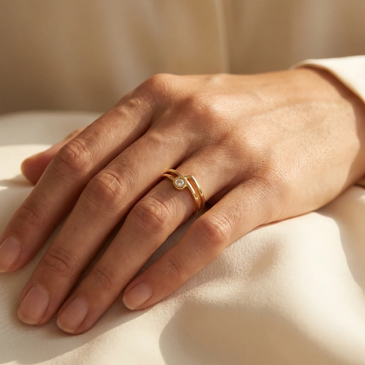 Ring in 585er Gelbgold mit Diamant, an der Hand getragen (KI-generiert)