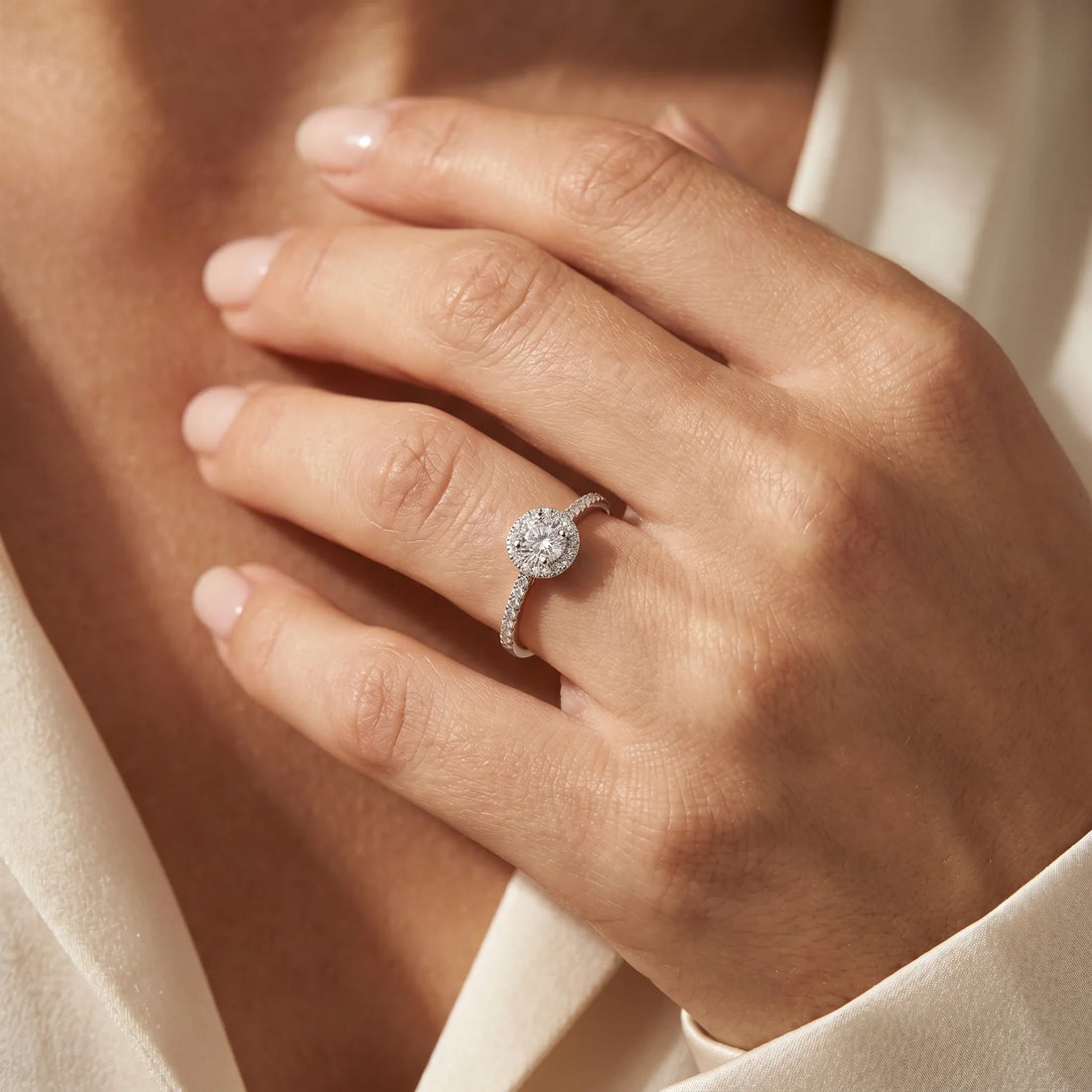 Ring in 585er Weißgold mit Diamant, an der Hand getragen (KI-generiert)