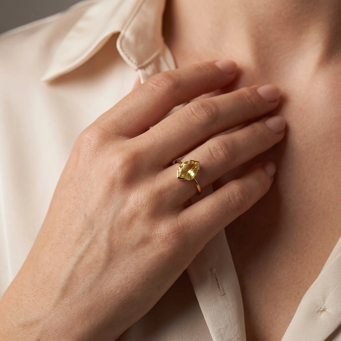 Ring in 585er Gelbgold mit Lemon-Quarz, an der Hand getragen (KI-generiert)