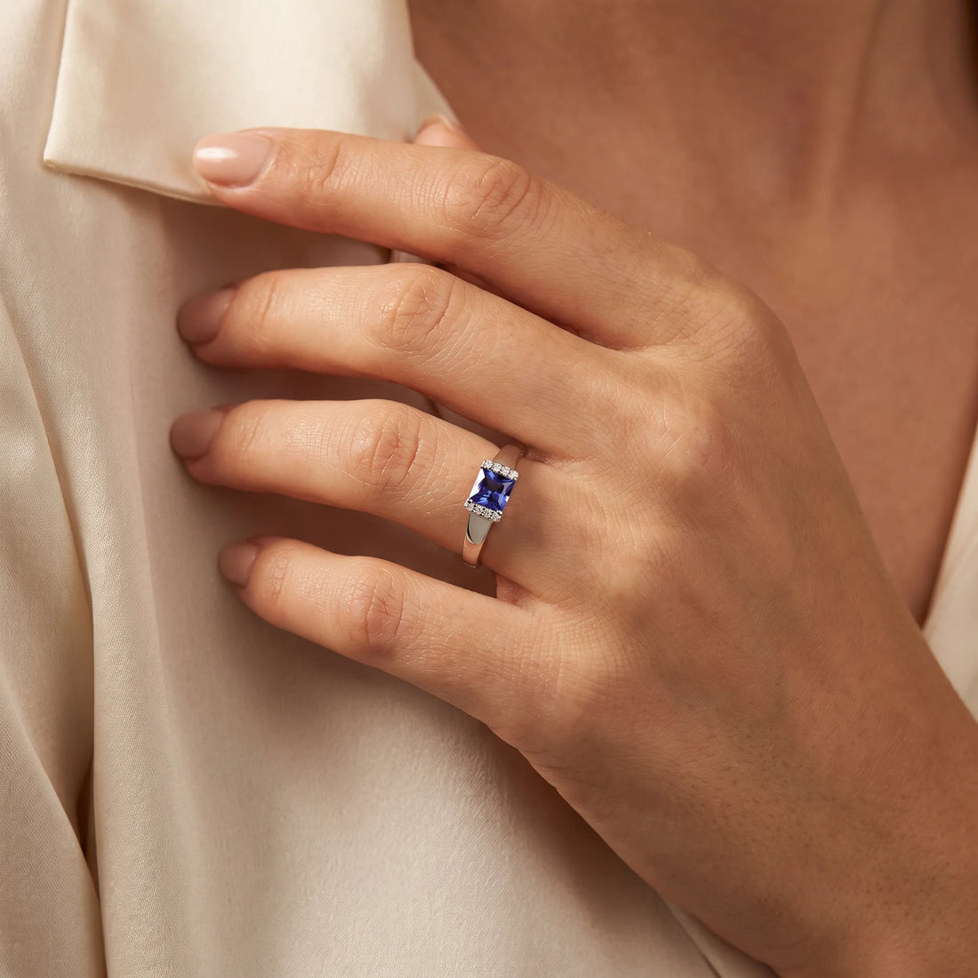 Ring in 585er Weißgold mit Diamant &amp; Tansanit, an der Hand getragen (KI-generiert)