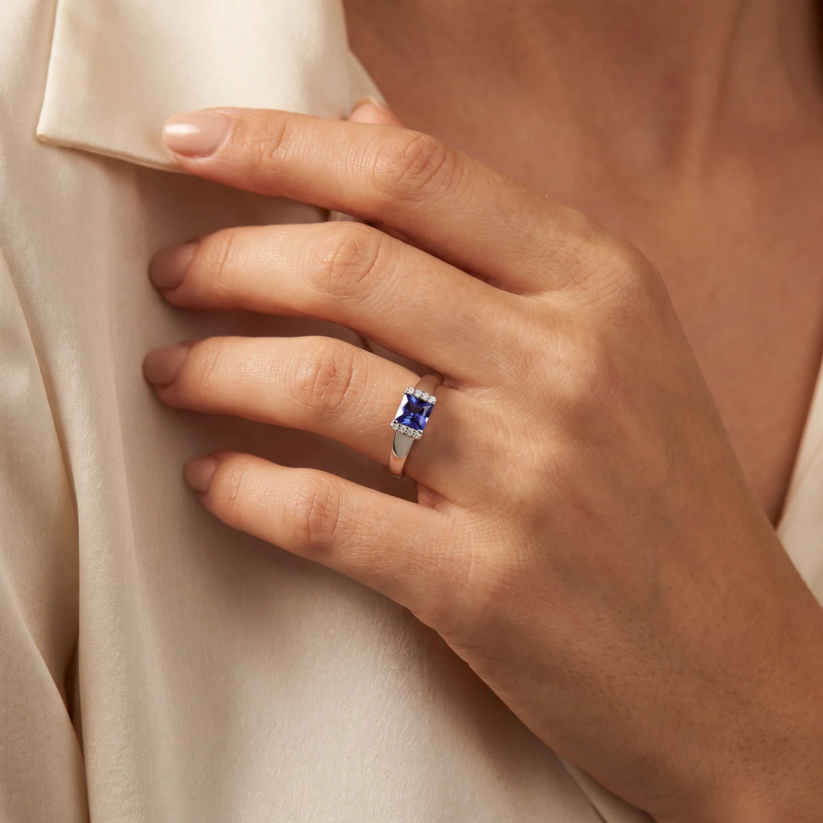 Ring in 585er Weißgold mit Diamant &amp; Tansanit, an der Hand getragen (KI-generiert)