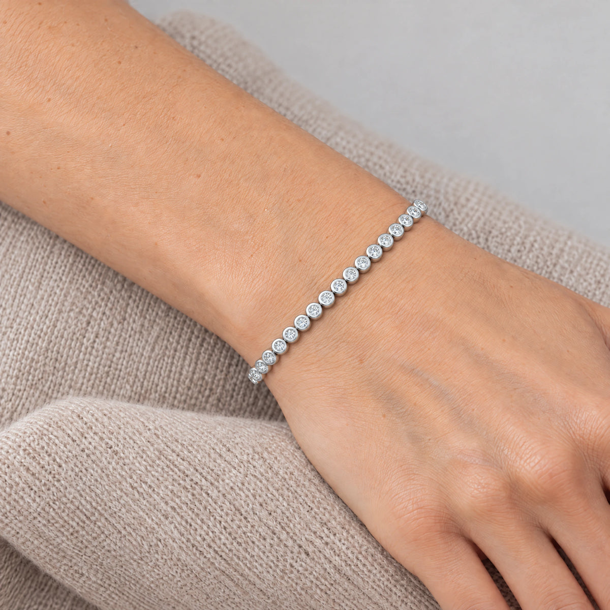 Tennisarmband in 925er Silber mit Zirkonia, am Handgelenk getragen (KI-generiert)