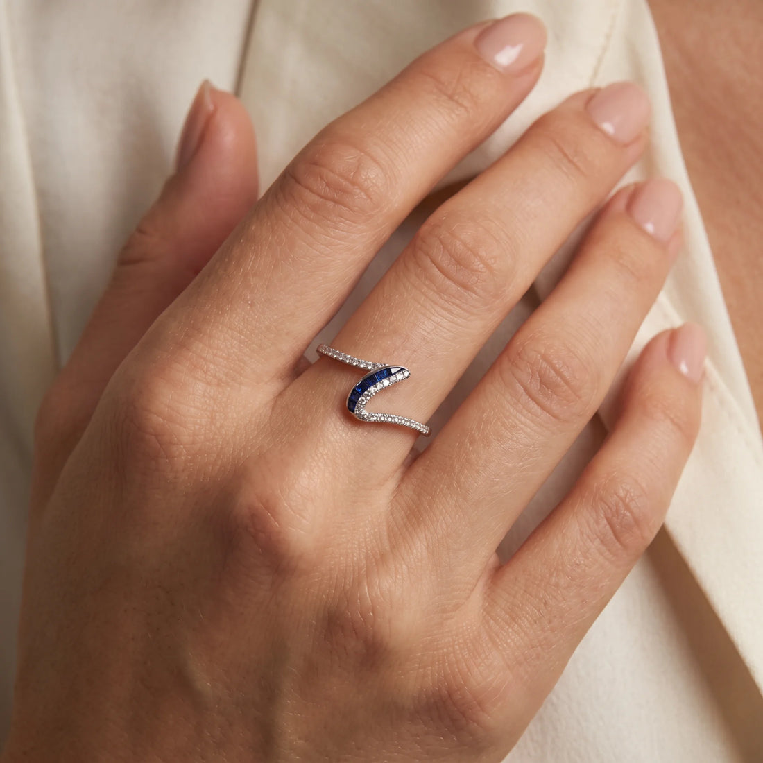 Ring in 585er Weißgold mit Diamant &amp; Saphir, an der Hand getragen (KI-generiert)