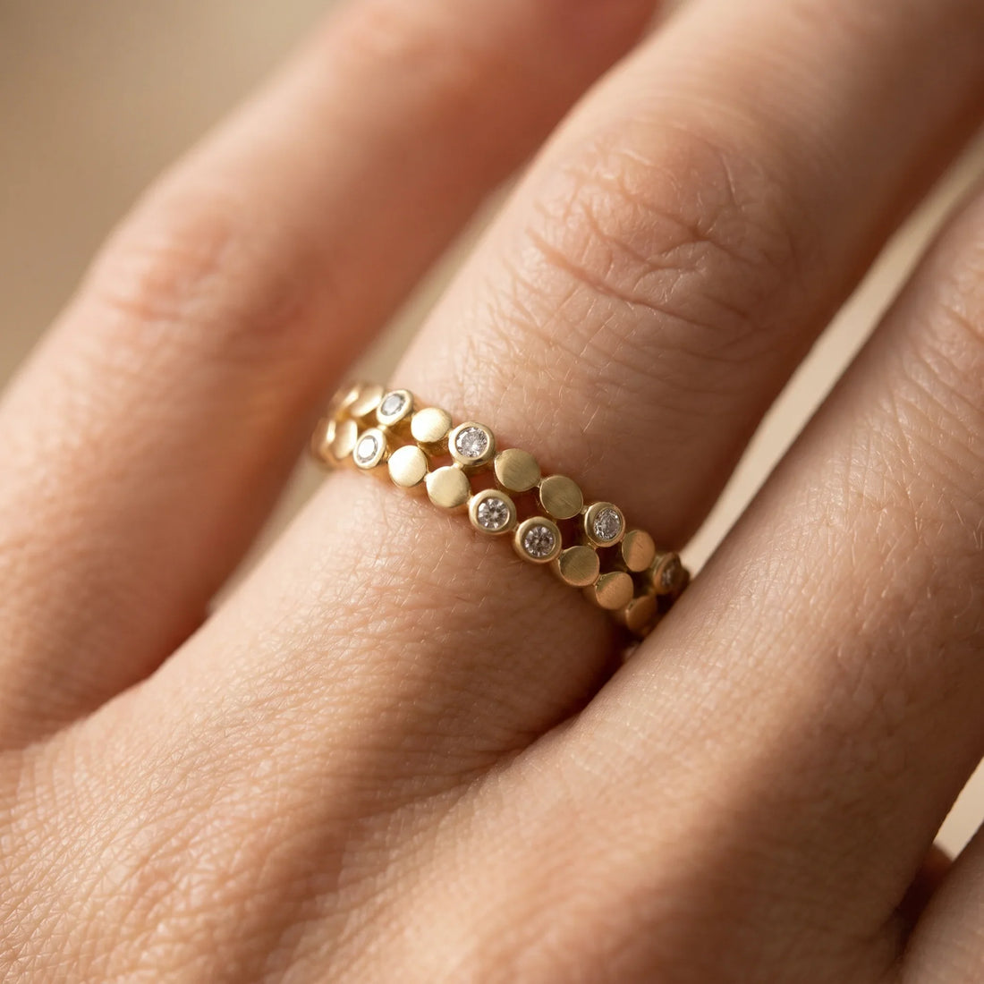 Ring in 585er Gelbgold mit Diamant, an der Hand getragen (KI-generiert)