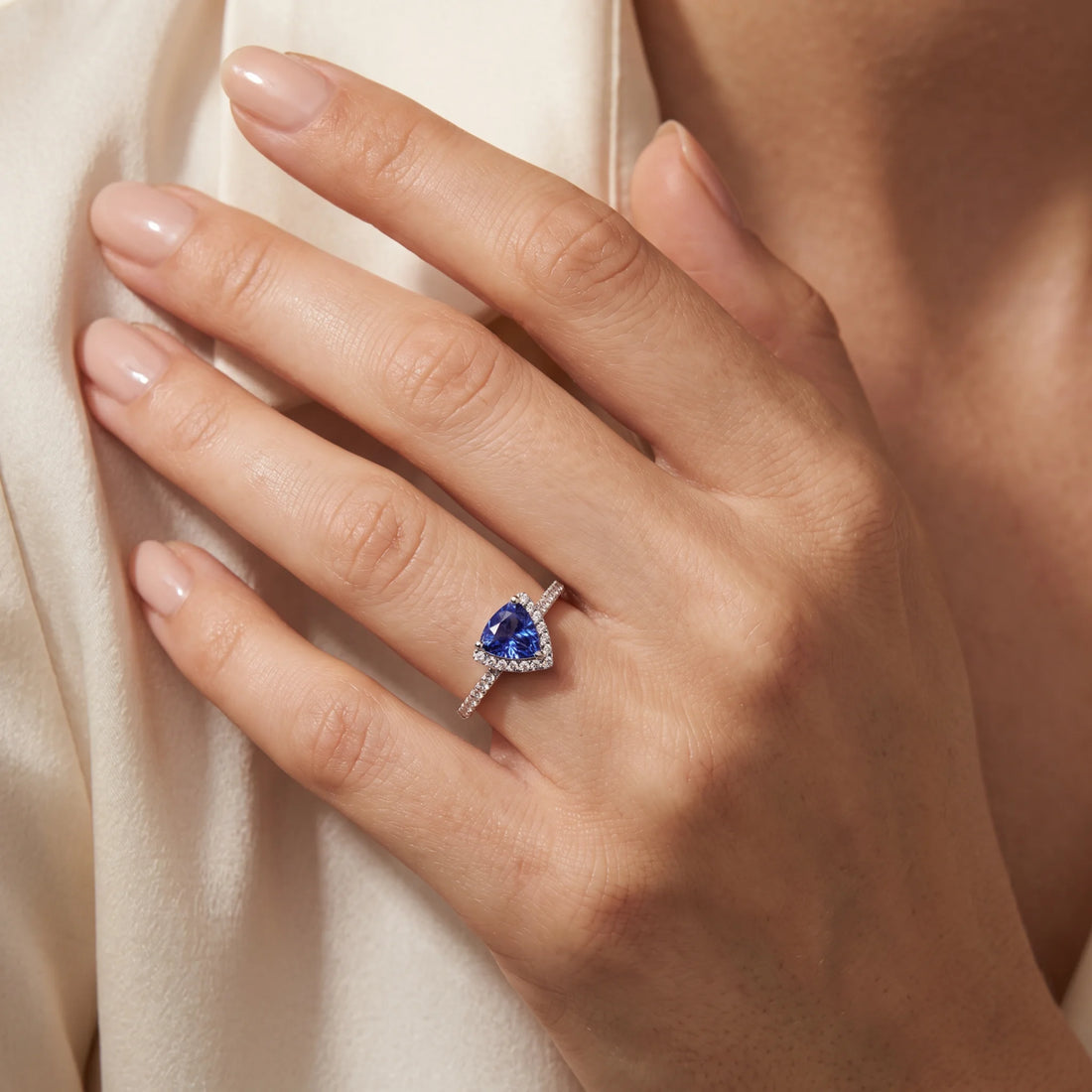 Ring in 585er Weißgold mit Diamant &amp; Tansanit, an der Hand getragen (KI-generiert)