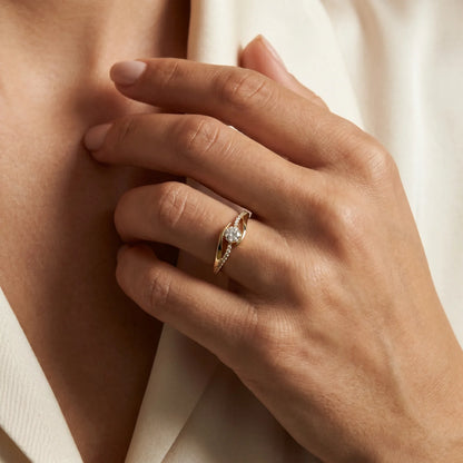 Ring in 585er Gelbgold mit Diamant, an der Hand getragen