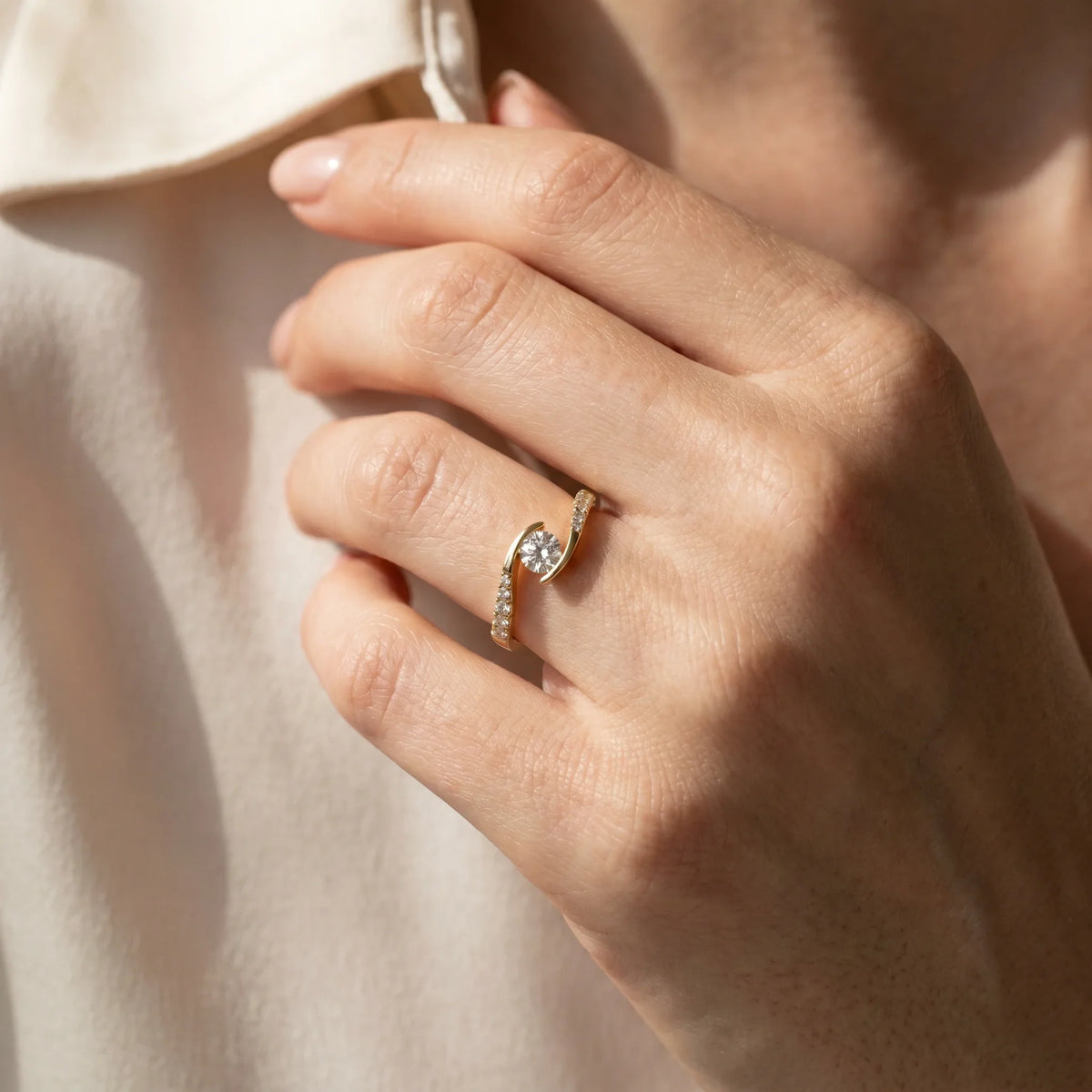 Damenring in 585er Gelbgold mit Diamant, an der Hand getragen (KI-generiert)