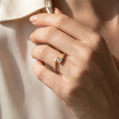 Damenring in 585er Gelbgold mit Diamant, an der Hand getragen