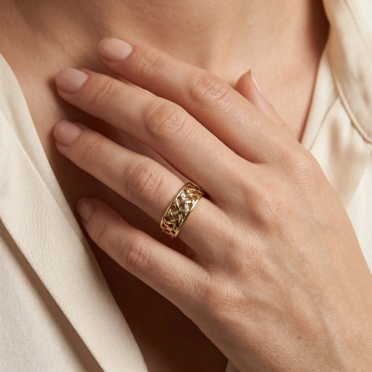 Ring in 585er Gelbgold mit Diamant, an der Hand getragen (KI-generiert)