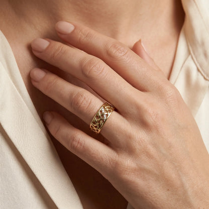 Ring in 585er Gelbgold mit Diamant, an der Hand getragen
